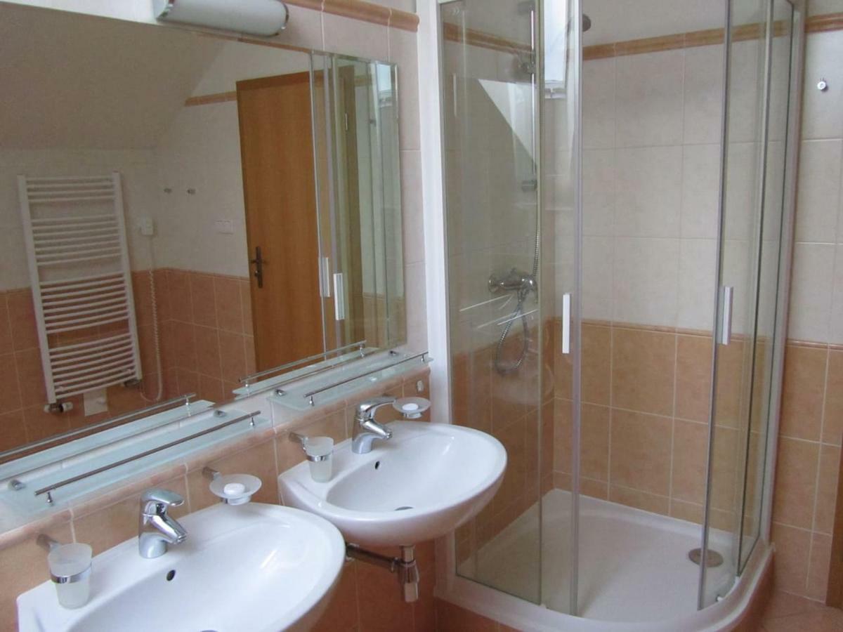 Obora 827 Nova Bystrice Villa Bagian luar foto